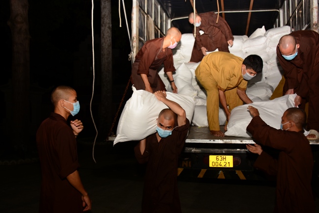 Chùa Hoằng Pháp: Tiếp tục hỗ trợ người dân khó khăn trong đại dịch Covid (đợt 8)